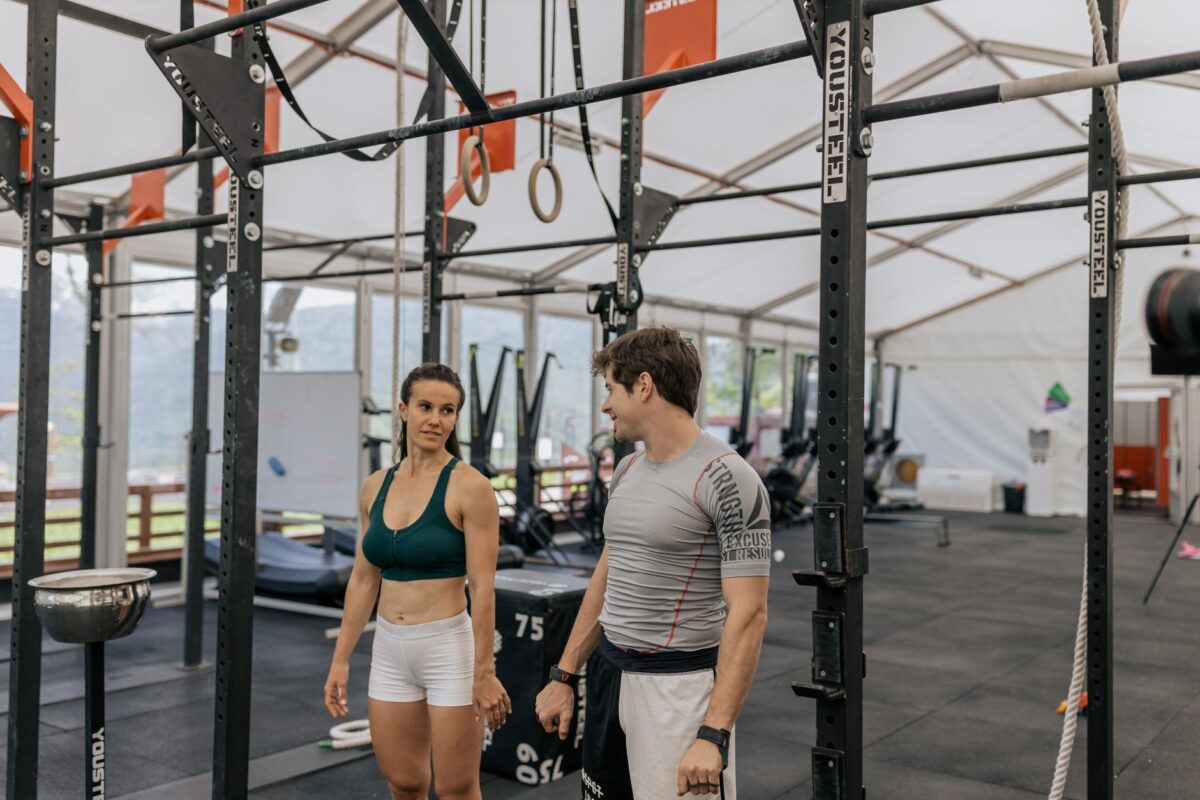 coach sportif entourer rôle